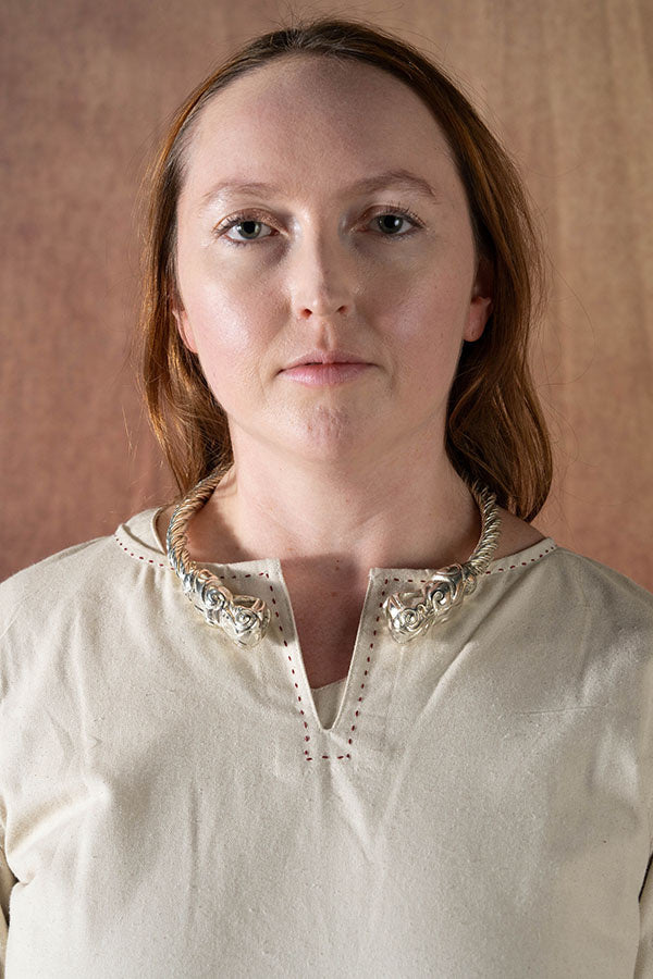 Vikingatorque med drakar, försilvrad