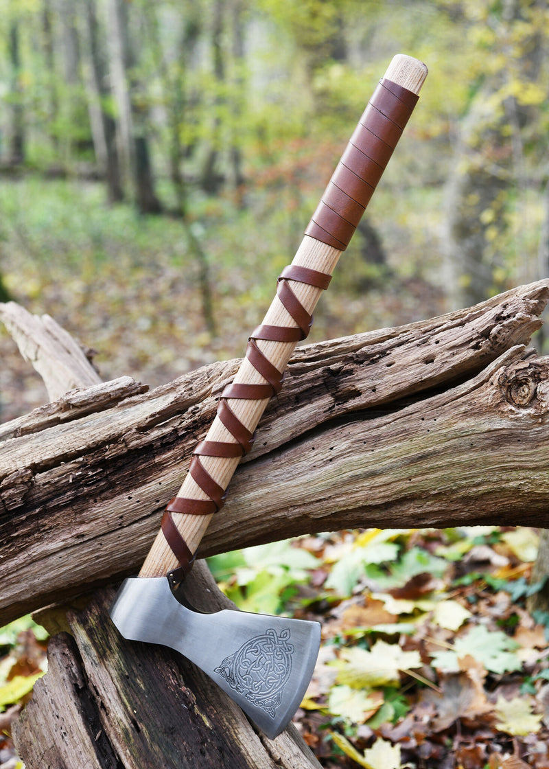 Hacha vikinga, tipo F, grabada, semi-afilada