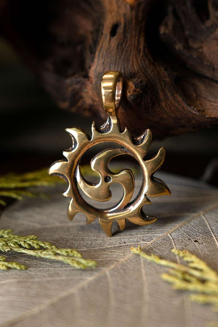 Pendentif triskelion avec soleil, bronze