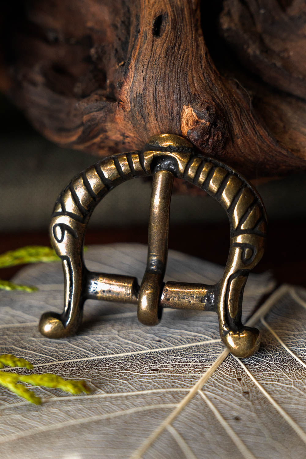 Vikinggesp met gestyleerde vogels