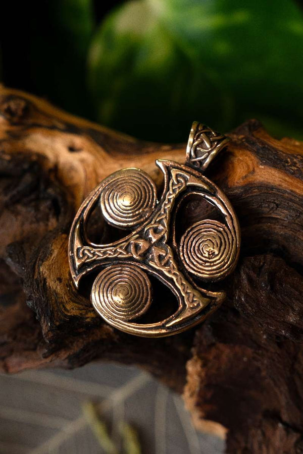 Keltischer Anhänger Triskelion mit Spiralen, Bronze
