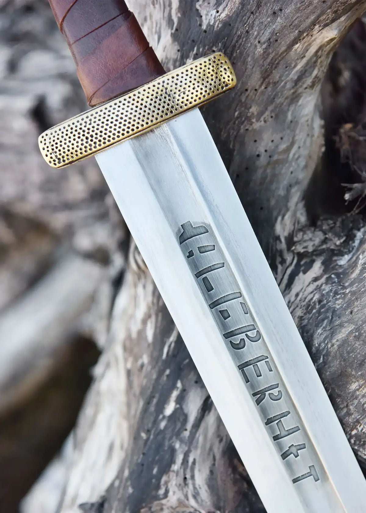 Rusvik Viking zwaard Petersen E1 Gnezdovo, semi-scherp