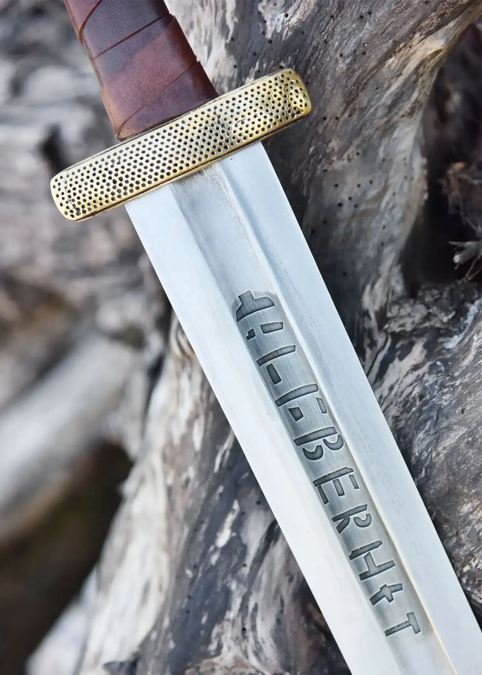 Rusvik Viking zwaard Petersen E1 Gnezdovo, semi-scherp