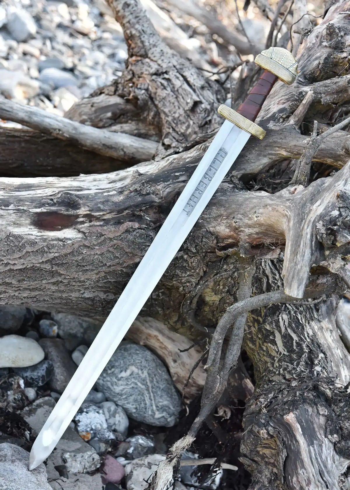 Rusvik Viking zwaard Petersen E1 Gnezdovo, semi-scherp