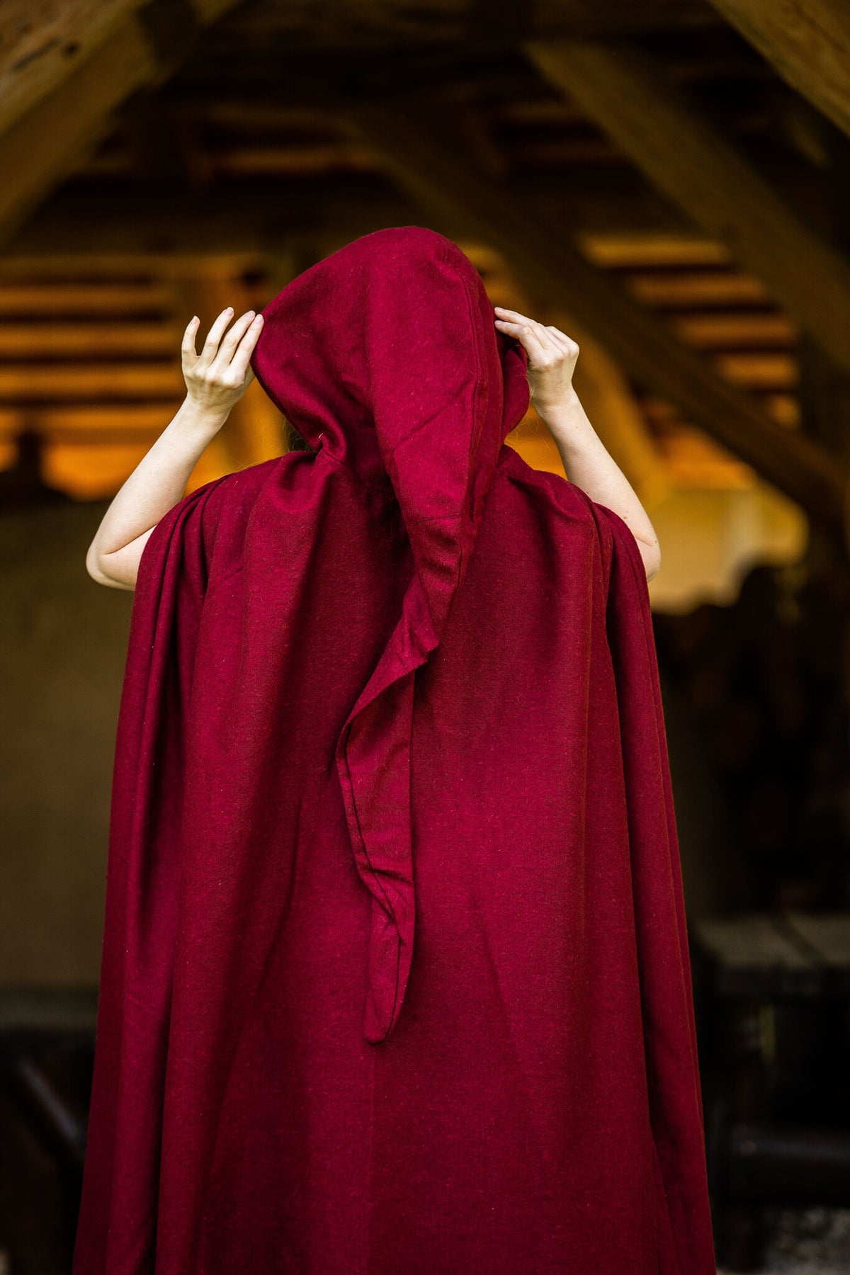 Medeltida mantel med huva, ullmix, röd