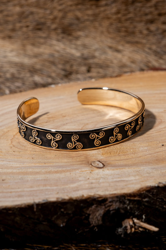 Pulsera celta con trisqueliones, bronce