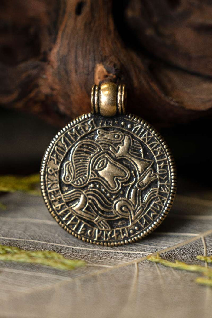 Brakteat-amulet Tjurko, bronze