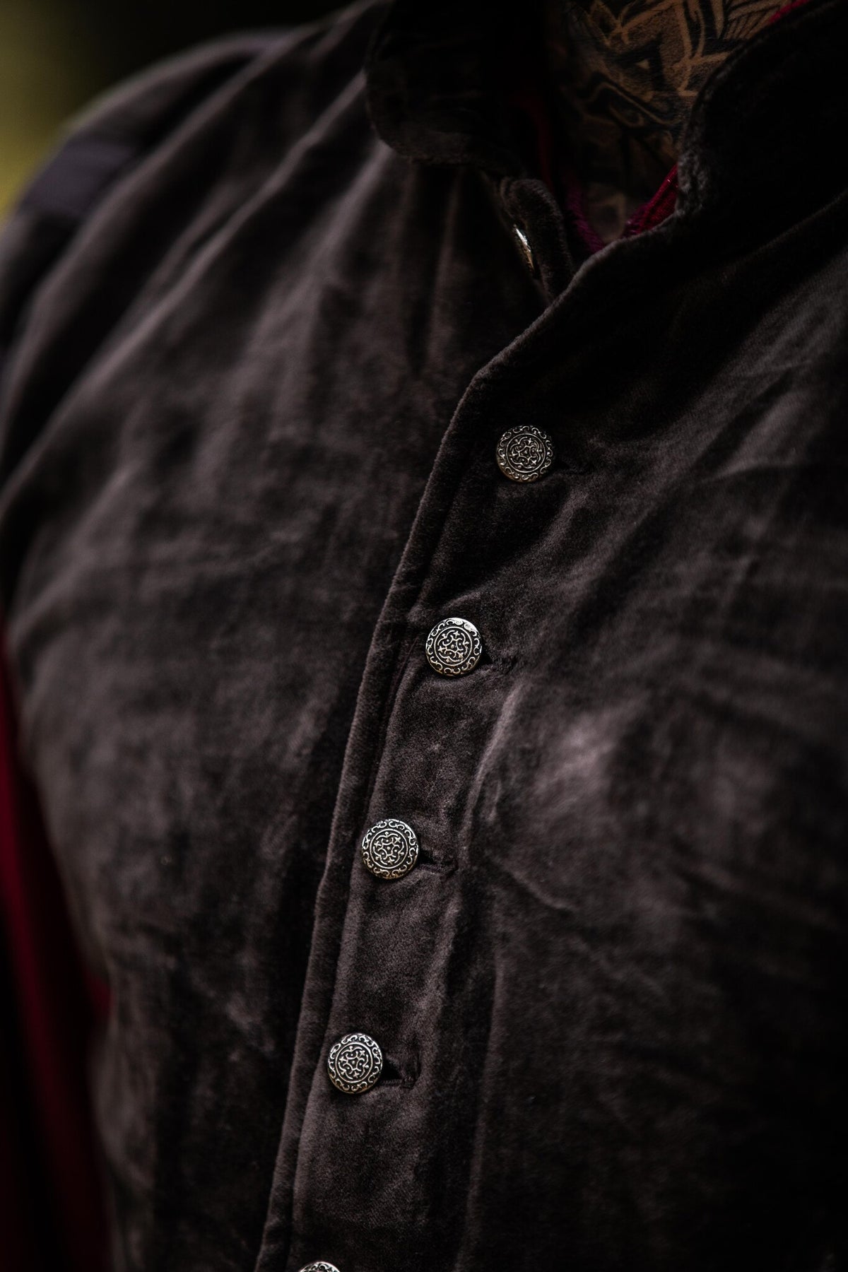 Pourpoint en velours à boutons métalliques, brun