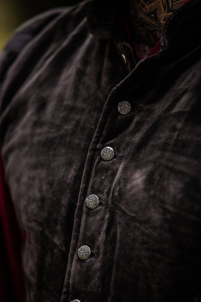 Pourpoint en velours à boutons métalliques, brun