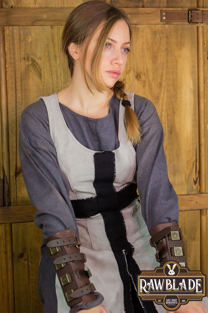 Cross knight tabard, woman - gray/black