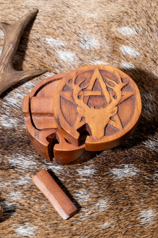 Sieradendoosje hert en pentagram, hout