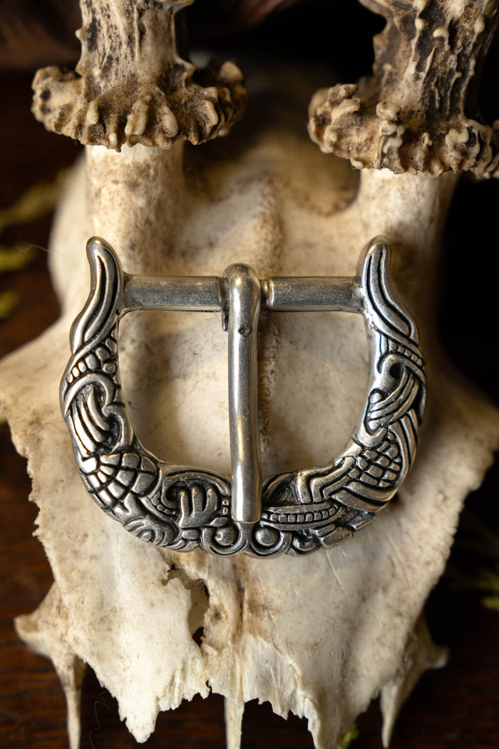 Spænde i Borre-Jellinge-stil med gribende dyr, forsølvet