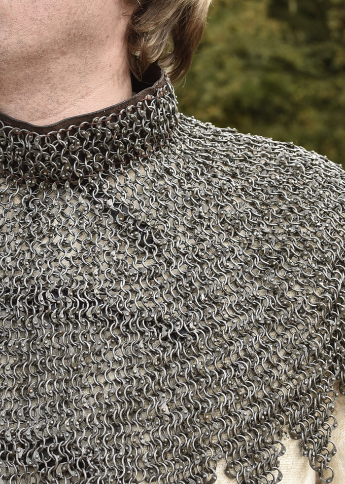 Płaszcz biskupi z kolczym kapturem, nitowany, okrągłe pierścienie, 8 mm