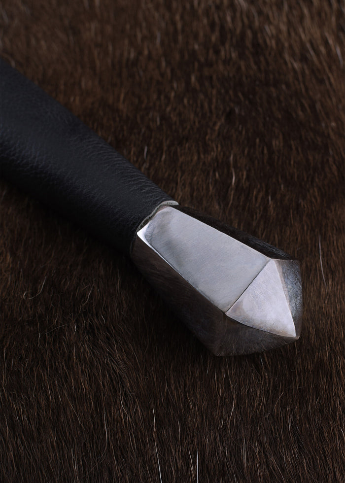 Średniowieczny jednoręczny miecz rycerski, półostry