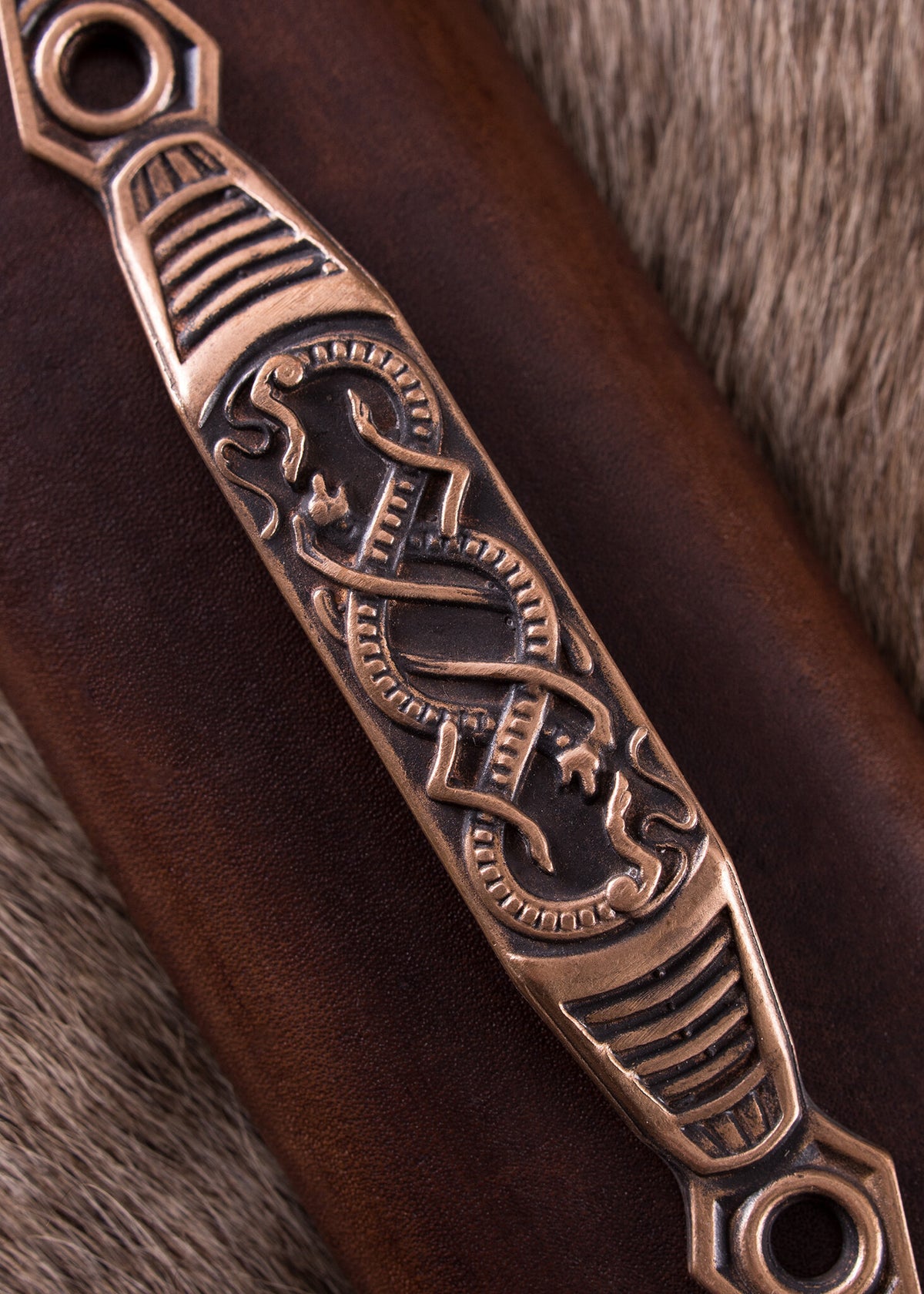 Szlufka pasa z wężami do pochwy miecza