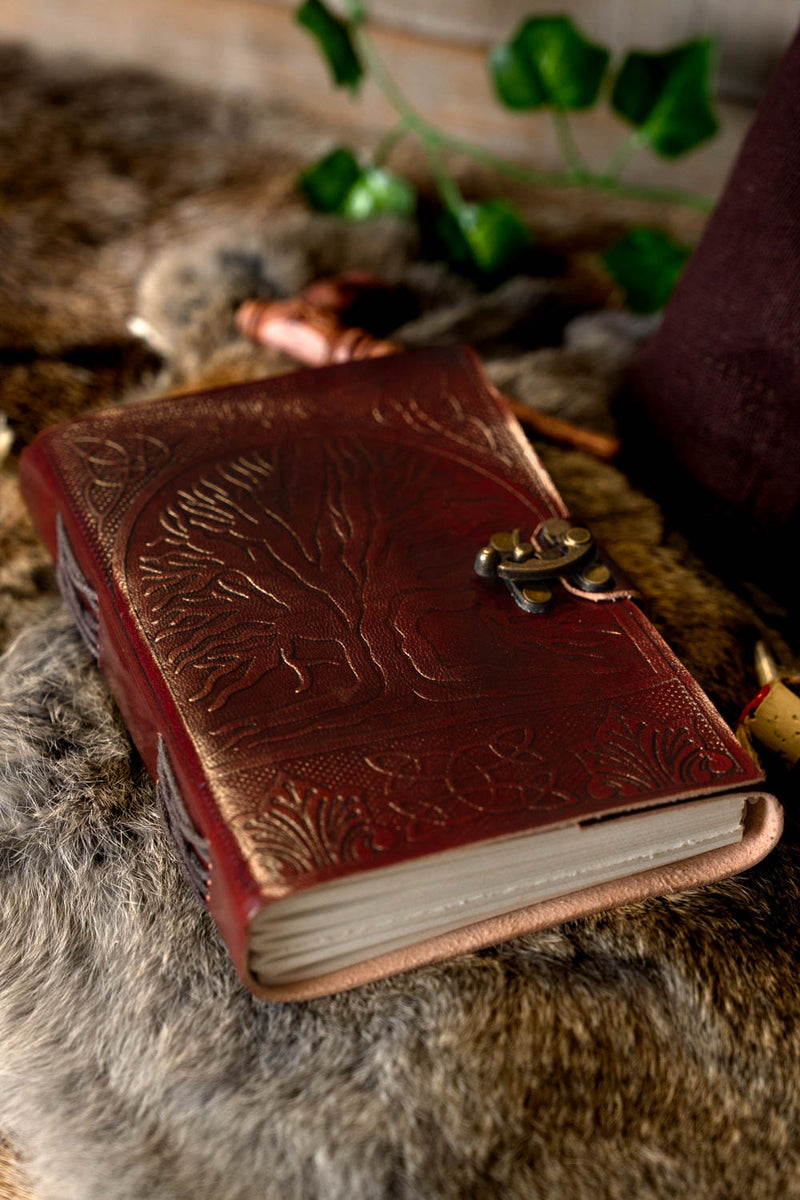 Lederbuch Yggdrasil mit Schloss