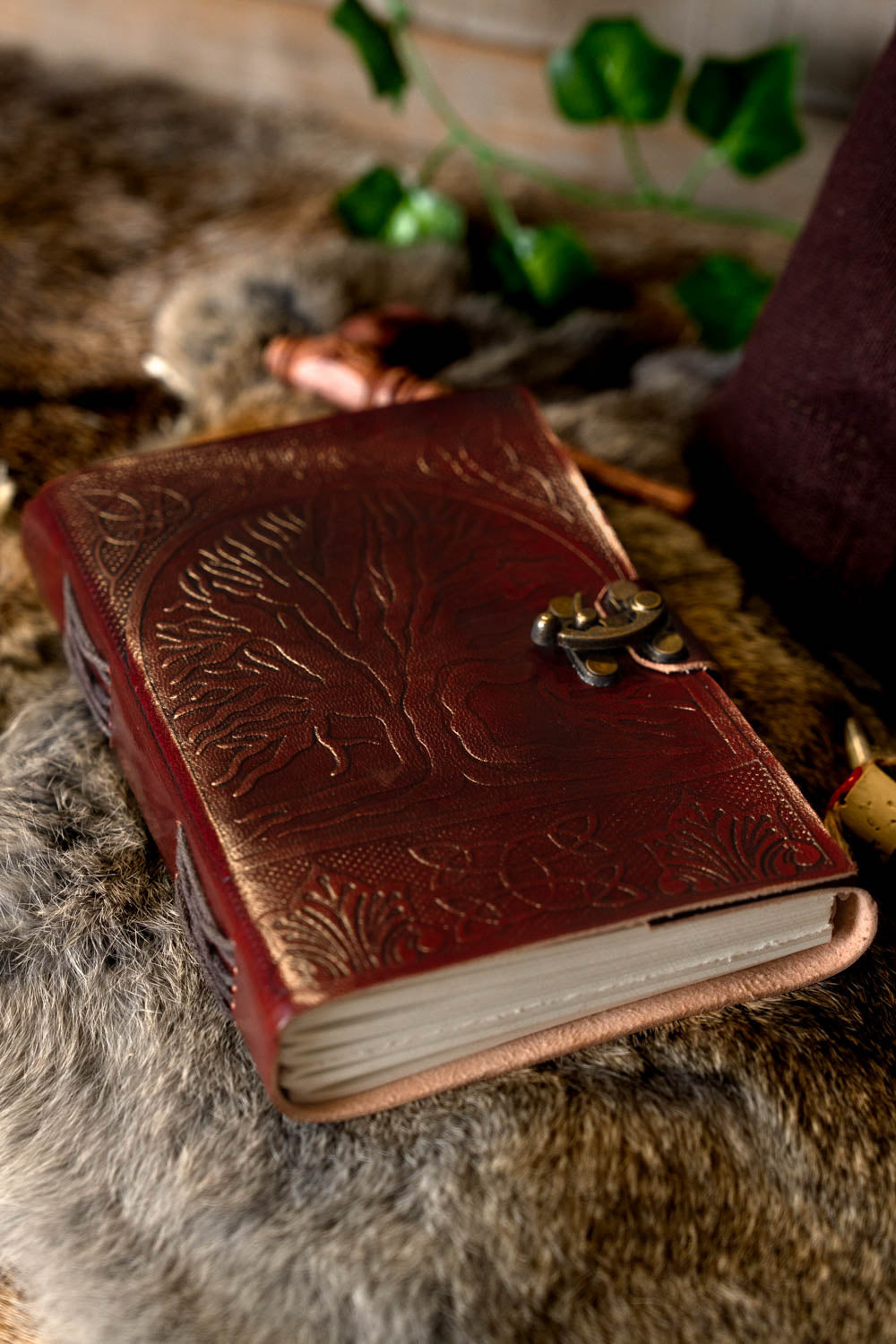 Leren boek Yggdrasil met slotje