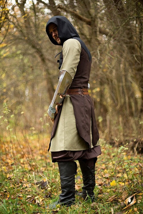 Mouwloze jas Assassins Creed, bruin-zwart