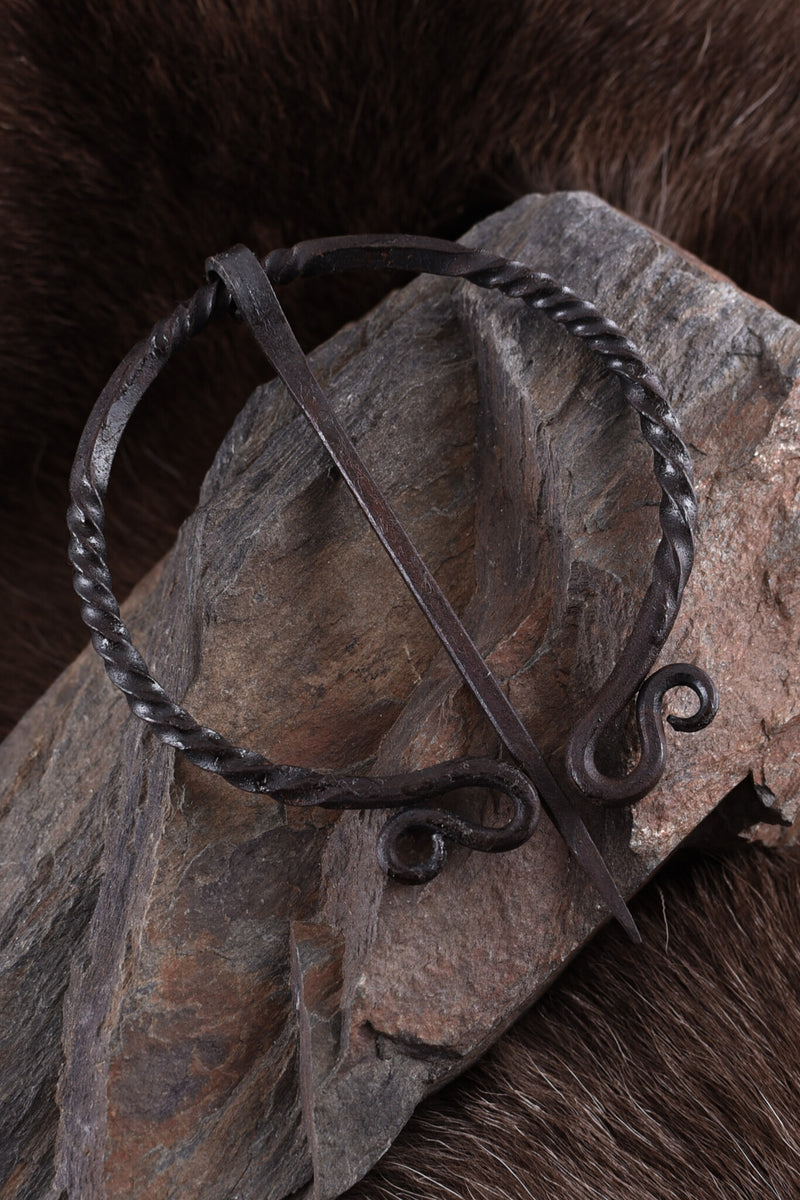 Fíbula anular histórica, hierro