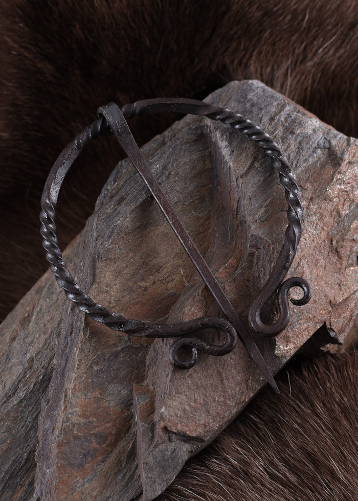Historyczna fibula pierścieniowa, żelazo