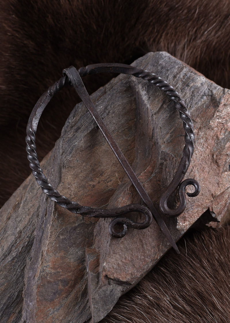 Fibule annulaire historique en fer