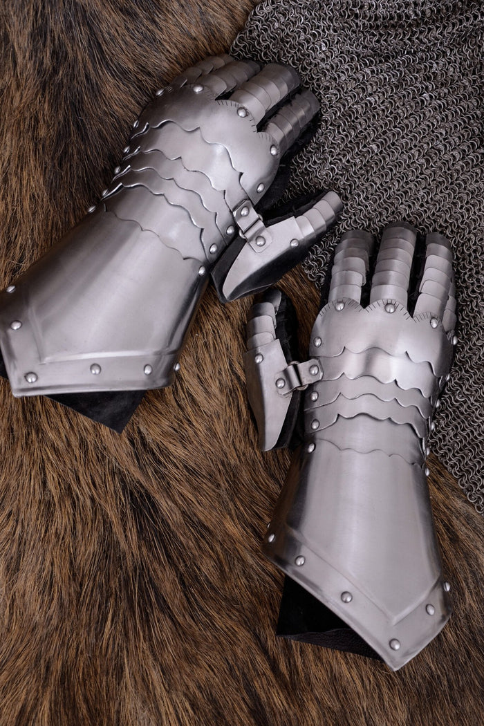 Rustling Gauntlets Buy medieval gauntlets and mittens for reenactment
