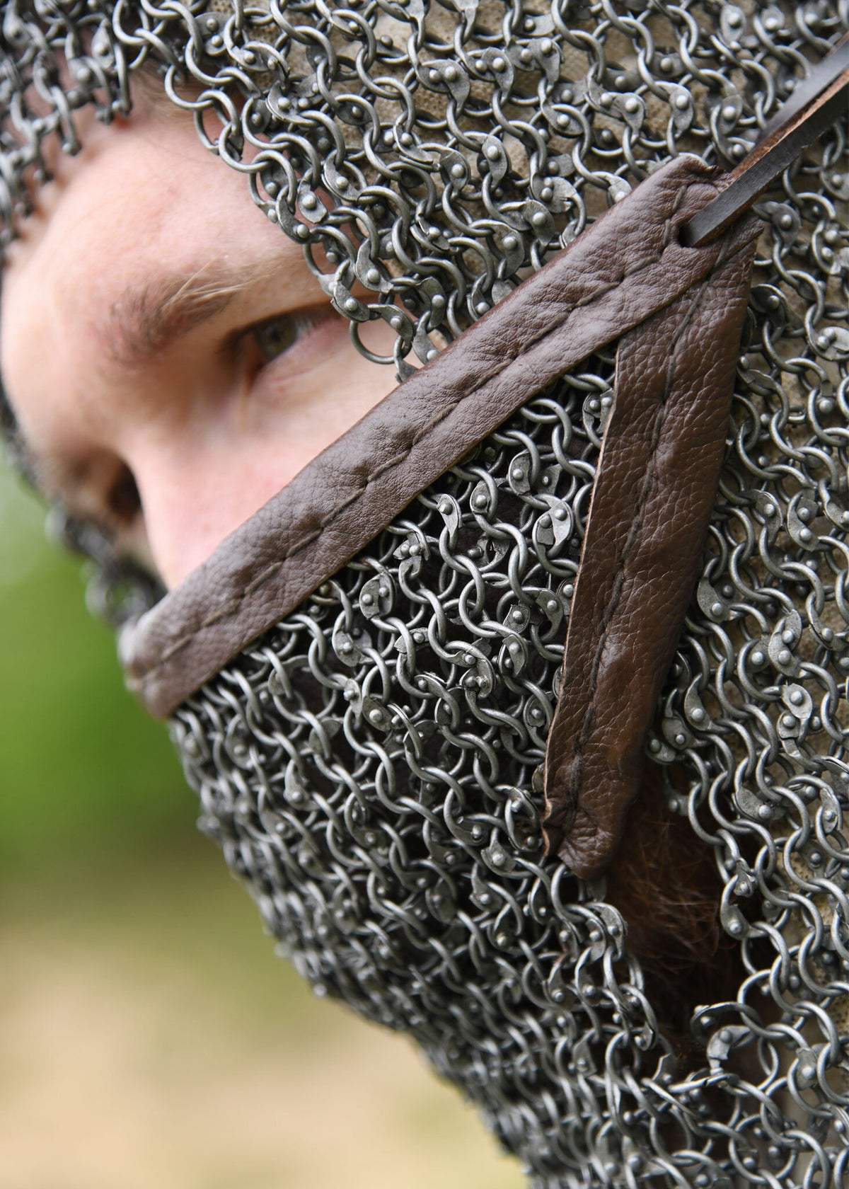 Ringhuva i ringbrynja med triangulär ventail, runda ringar – runda nitar, 8 mm