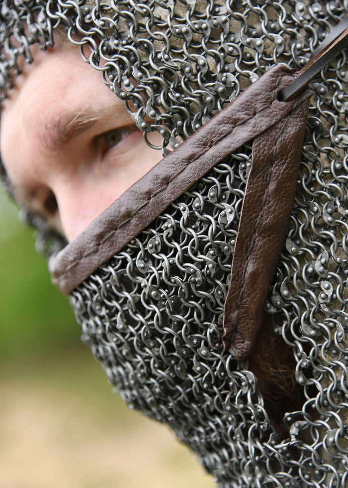 Ringhuva i ringbrynja med triangulär ventail, runda ringar – runda nitar, 8 mm