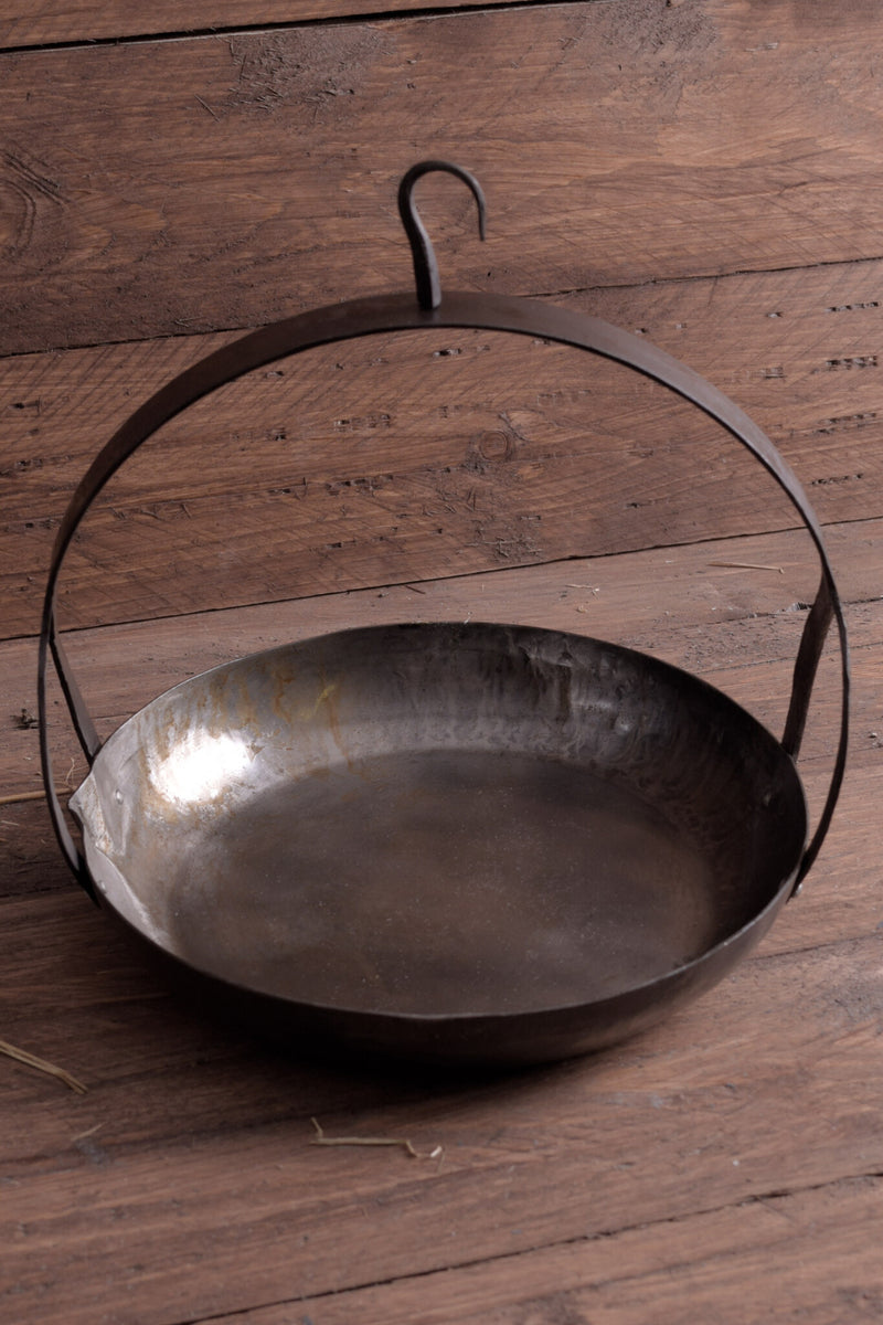 Medeltida panna med krok och handtag