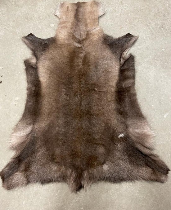 Rentierfell dunkel 130–140 cm