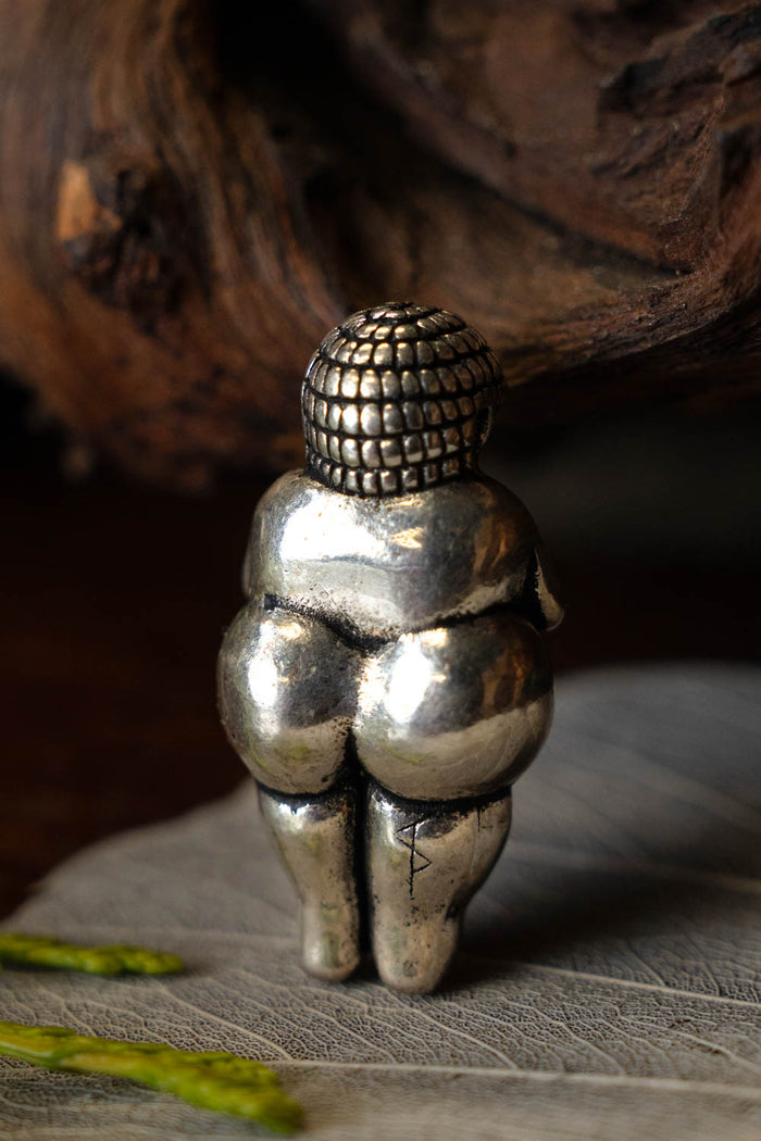 Amuletas motinos dieviškė Willendorf, sidabruotas