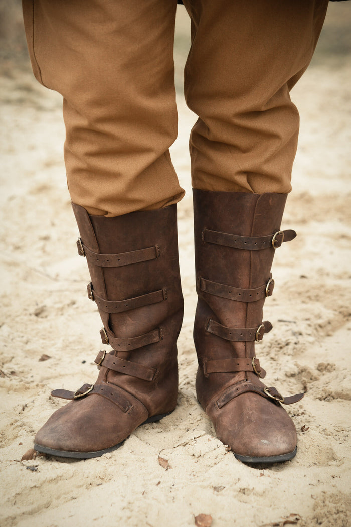 Stövlar med spännen, bruna