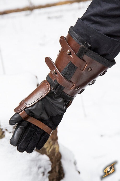 Leather gauntlet, Right hand