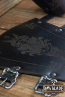 Swan bracers, leren onderarmbeschermers