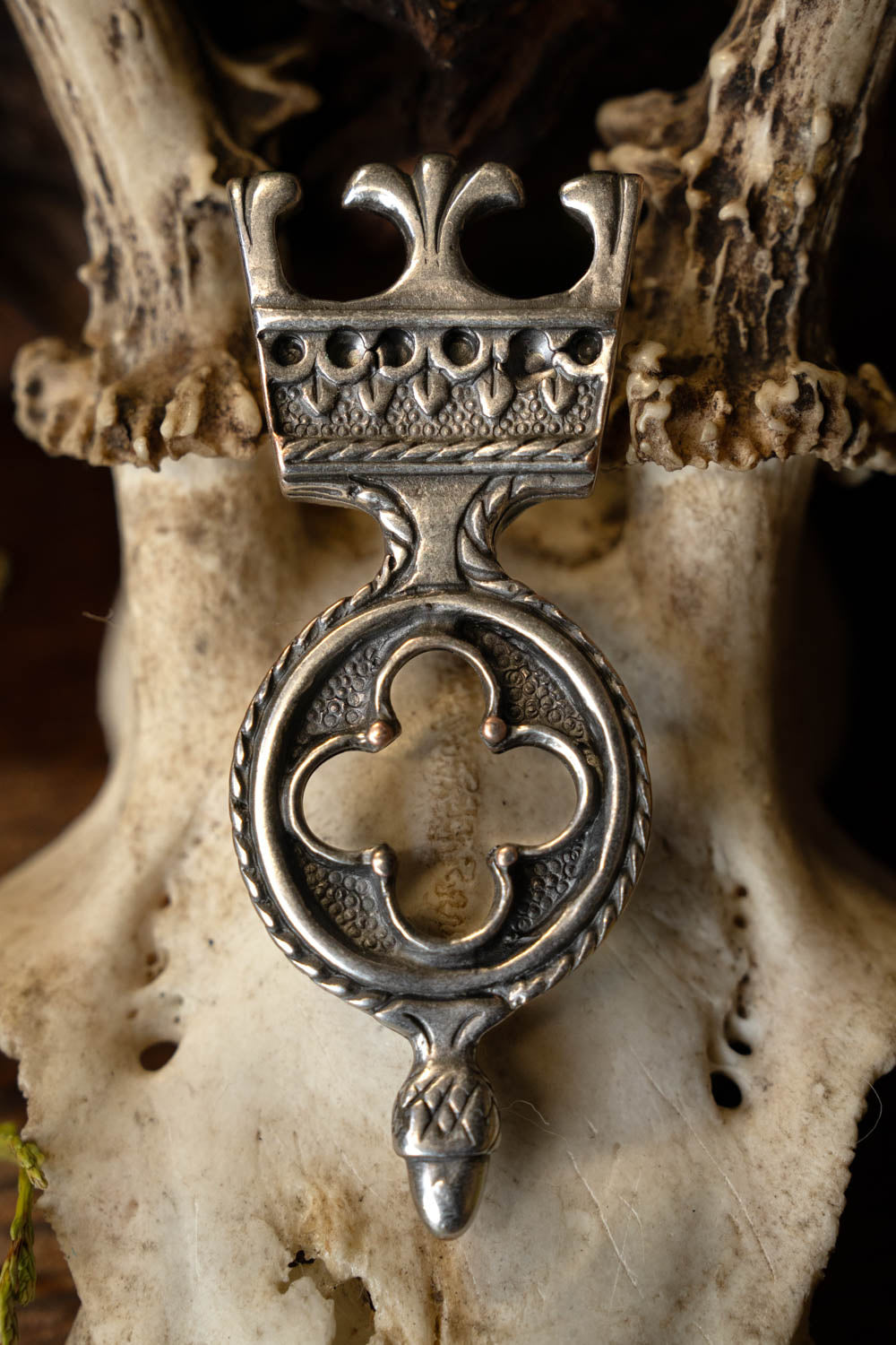 Gothic belt end 3 cm, silvered