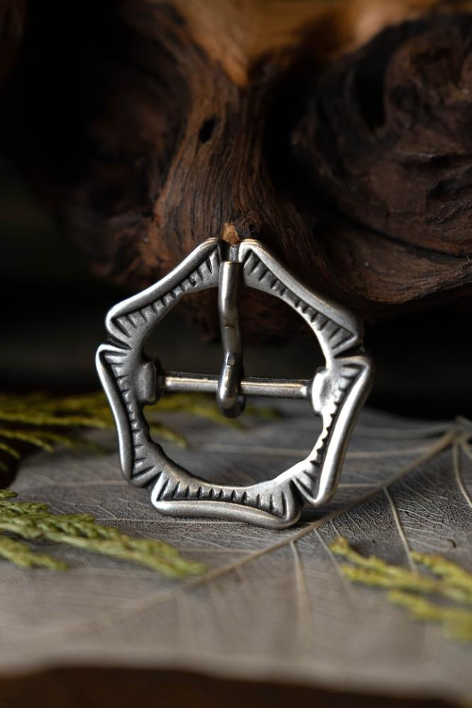 Senmiddelalderlig rosenspænde, forsølvet