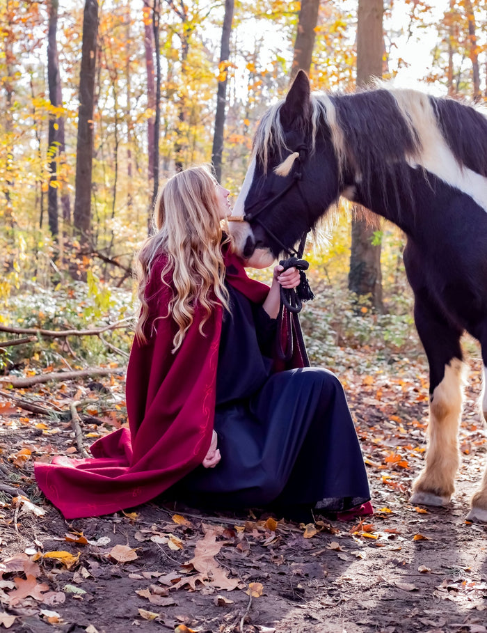 Broderad mantel Damia med spänne, röd, ullmix