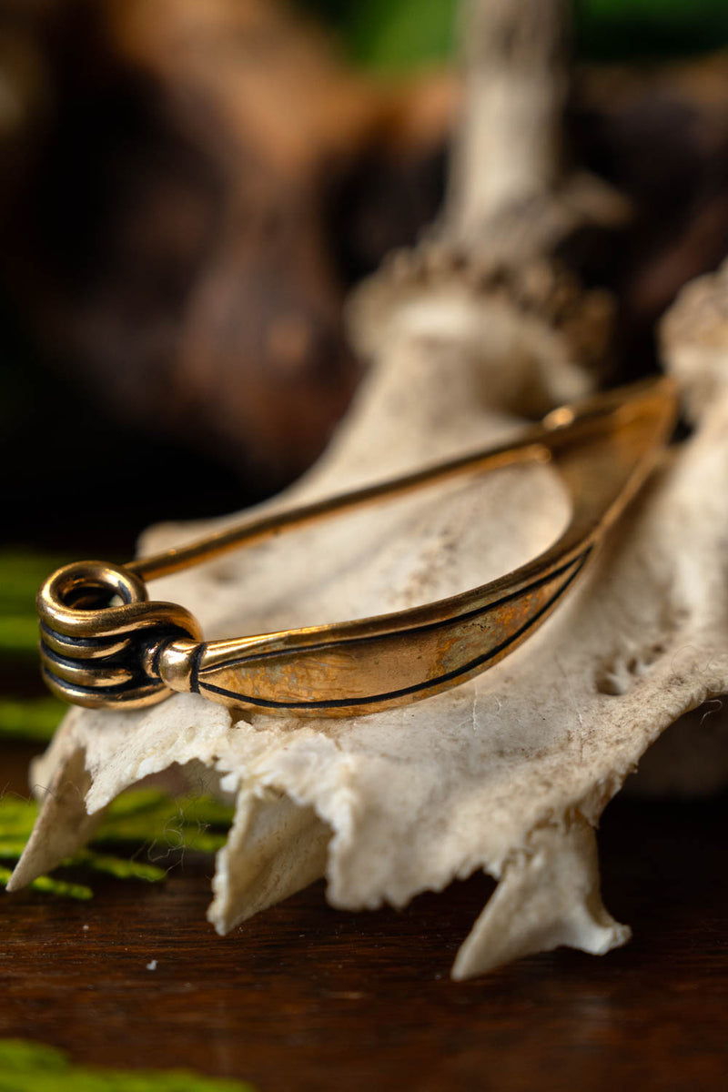 Fíbula celta de arco, siglos III–I a.C., bronce