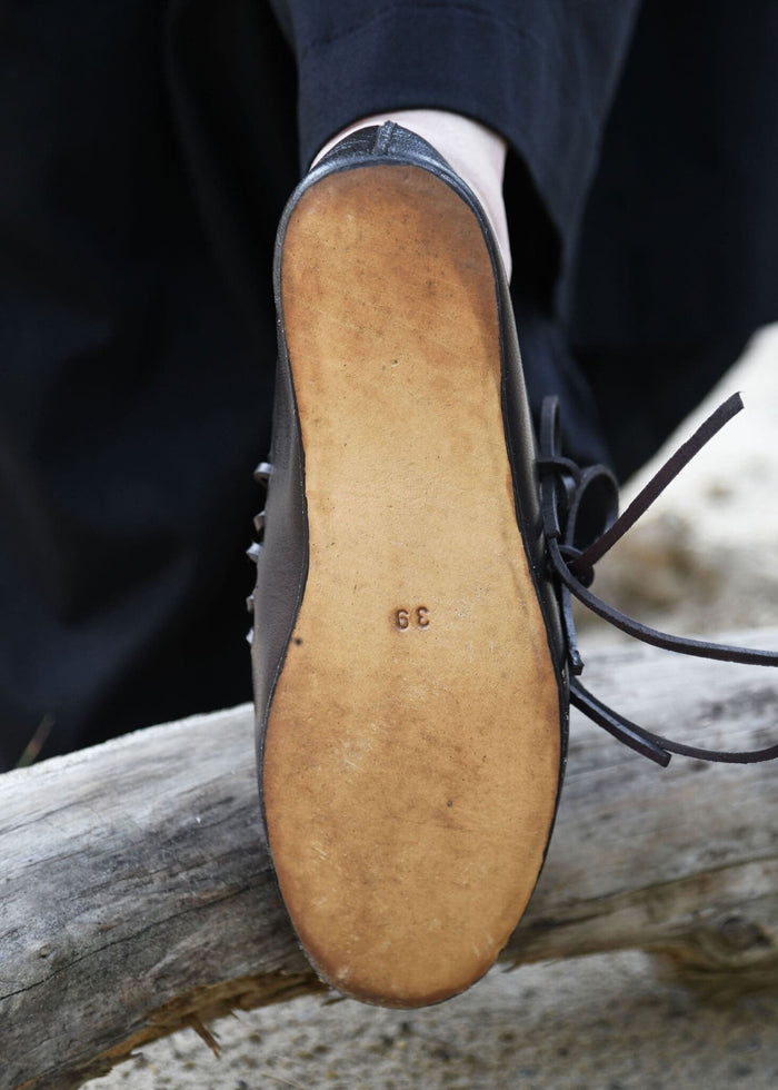 Średniowieczne buty sznurowane, brązowe