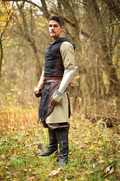 Mouwloze jas Assassins Creed, bruin-zwart