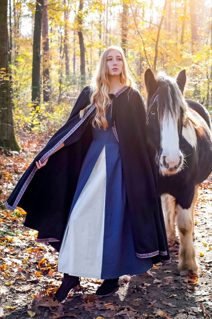 Broderet kappe Lyra, sort, uldblanding