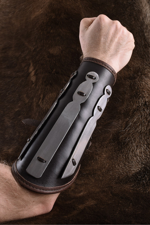 Bratar din piele Aerdwulf, protectie antebrat, cu benzi metalice