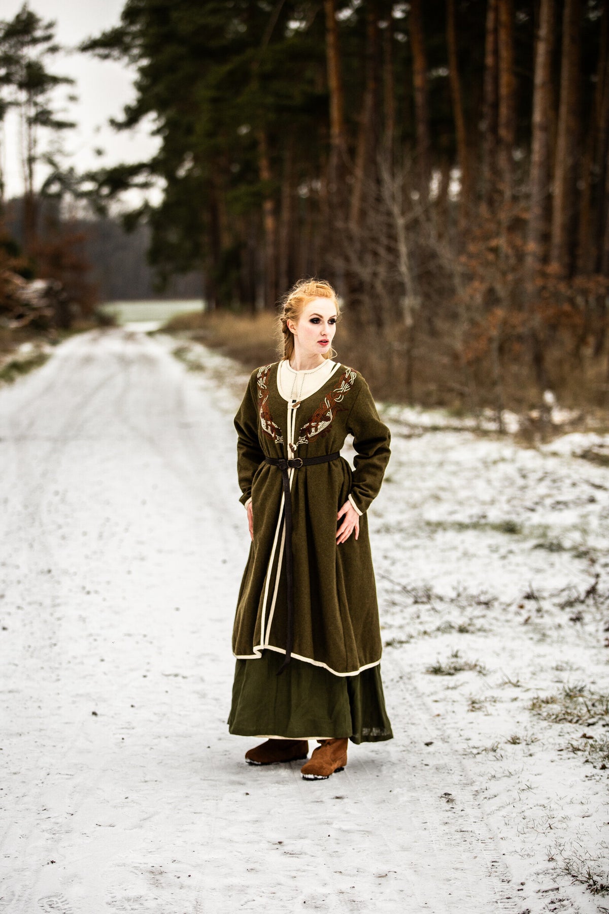 Wikiński kaftan Skadi, oliwkowozielony, mieszanka wełny