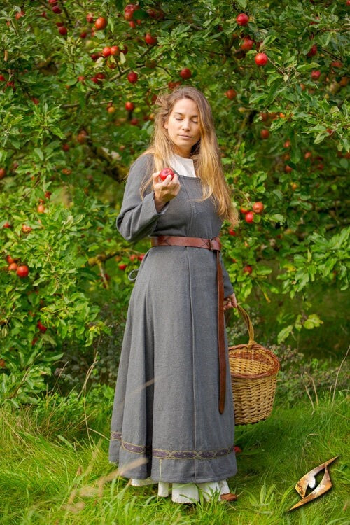 Średniowieczna suknia Estrid z motywem jodełki, naturalny szary