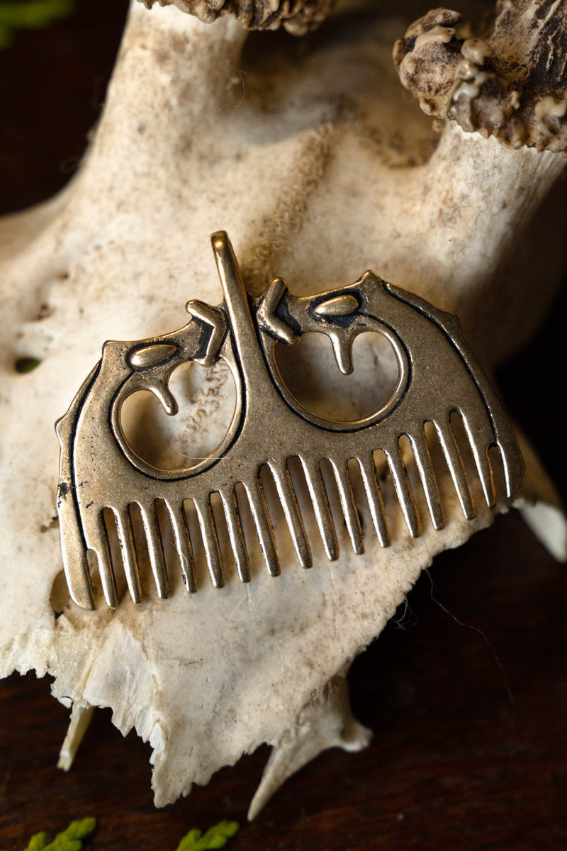 Wikiński grzebień w stylu Ringerike, brąz