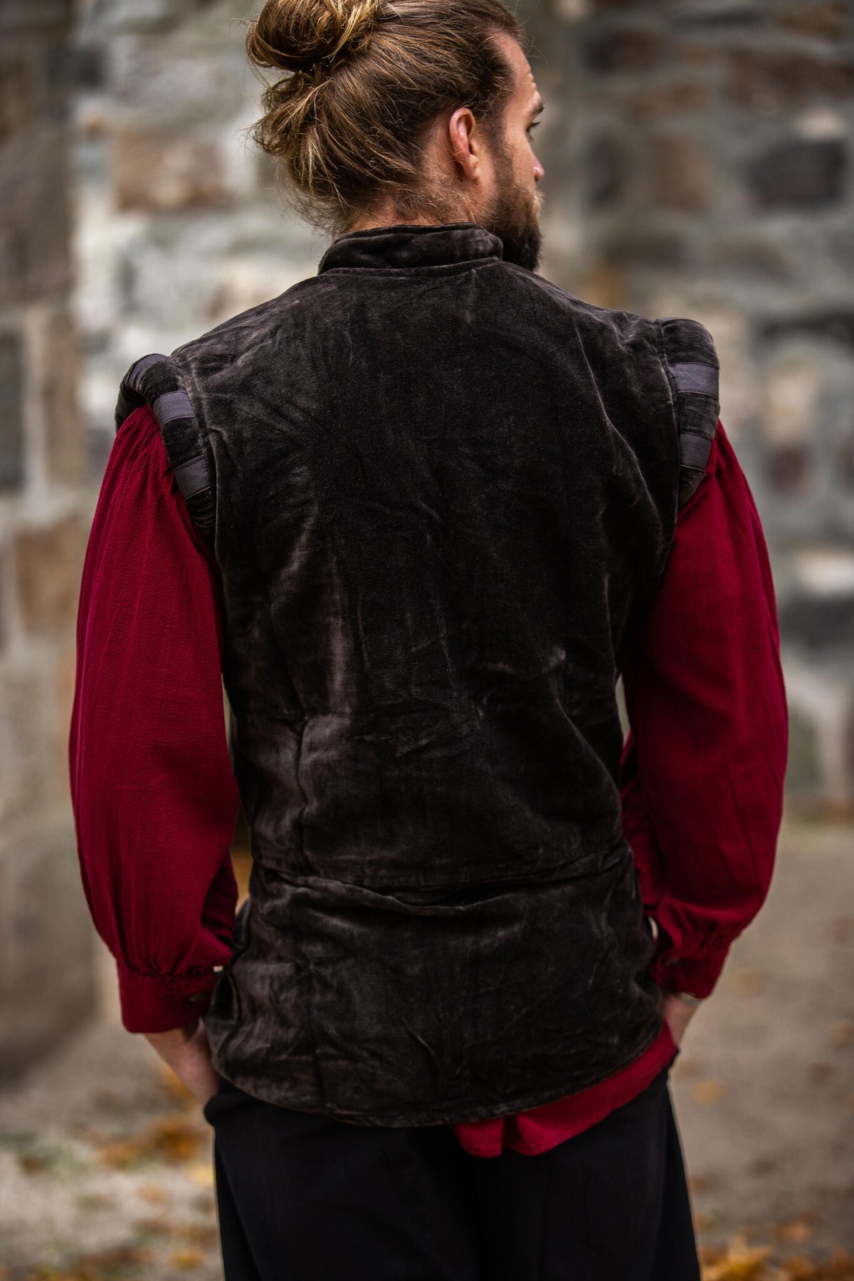 Pourpoint en velours à boutons métalliques, brun