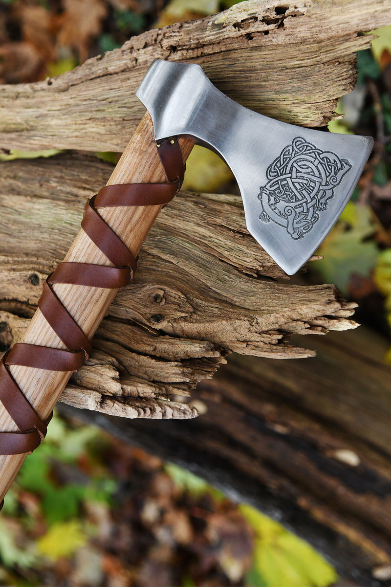 Hacha vikinga, tipo E, grabada, semi-afilada