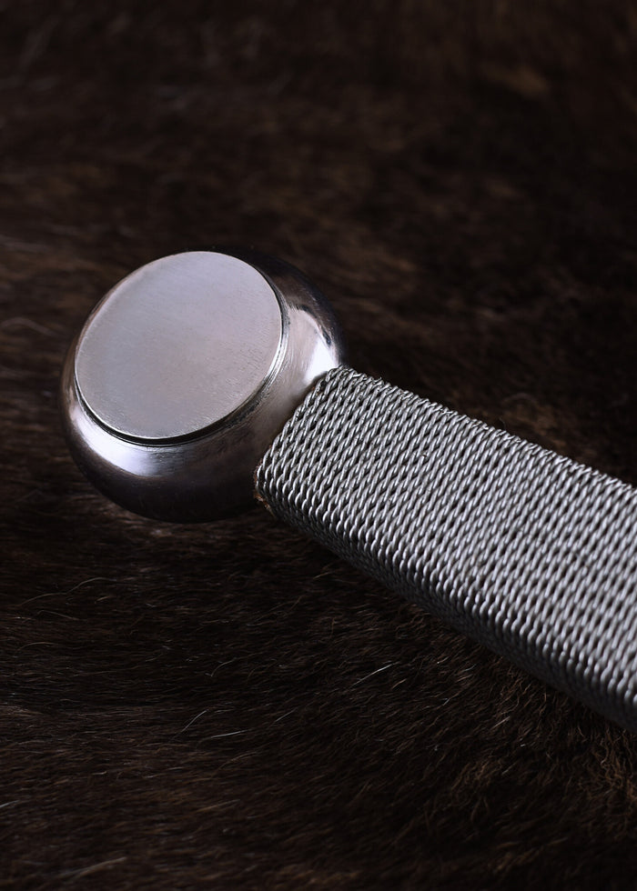 Średniowieczny miecz z zakrzyżowaną jelcem, półostry