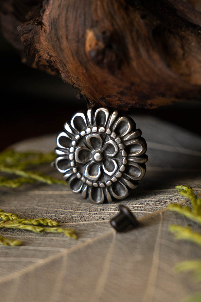 Bæltebeslag med blomstermotiv (sæt med 5), 16. århundrede, bronze