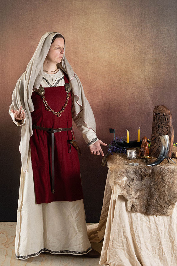 Hängselklänning Frigg, röd, ullmix